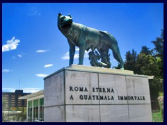 Plaza Italia 03 - Roma Lupa sculpture